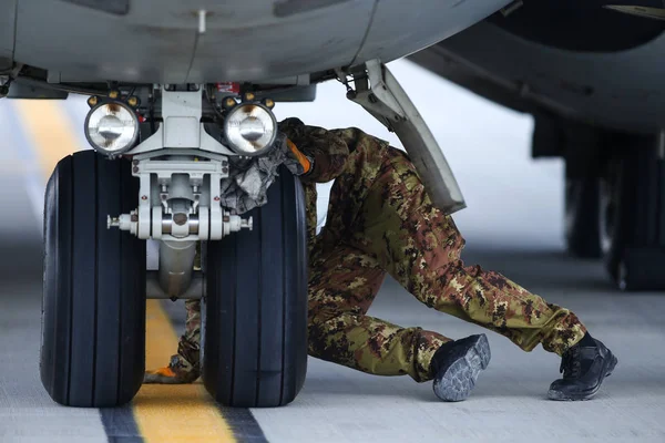 Um mecânico está inspecionando partes de uma Alenia C-27J Spartan milit — Fotografia de Stock