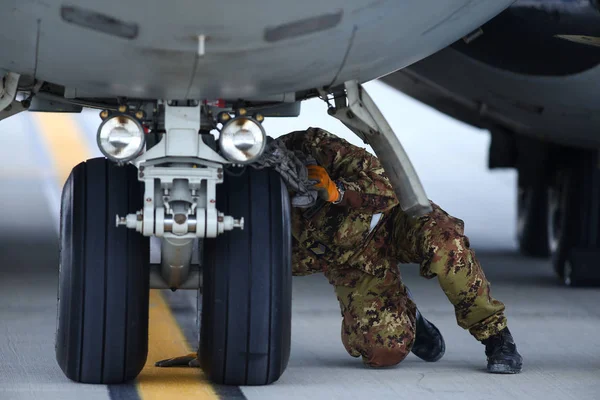 Um mecânico está inspecionando partes de uma Alenia C-27J Spartan milit — Fotografia de Stock
