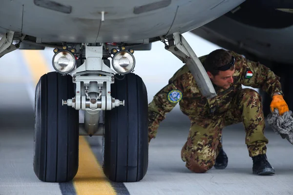 Um mecânico está inspecionando partes de uma Alenia C-27J Spartan milit — Fotografia de Stock