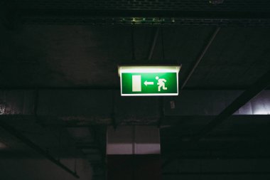 Bir yeraltı otopark içinde bu şekilde işareti bir çıkış kapatın 