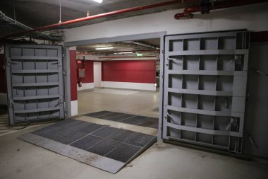 Nükleer bir patlama shelte ağır metal kapıları ile ayrıntılar