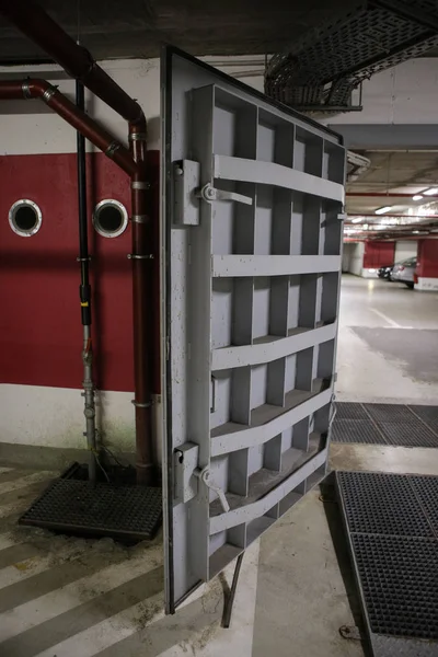 Detalles con las puertas de metal pesado de un estante de explosión nuclear —  Fotos de Stock