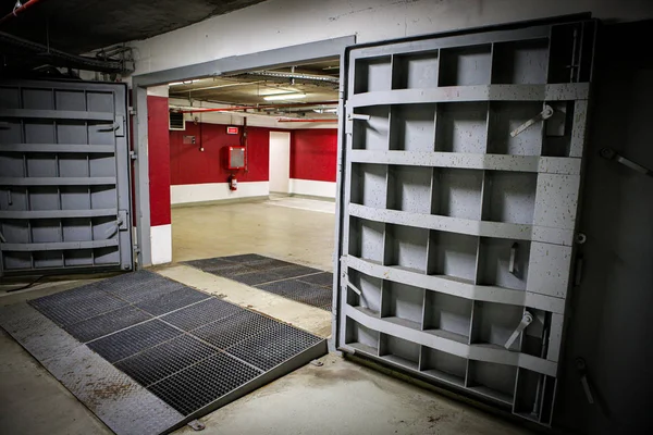 Detalles con las puertas de metal pesado de un estante de explosión nuclear —  Fotos de Stock