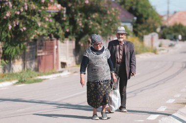 Bontida, Romanya - 21 Temmuz 2019: Yaşlı bir çift boş 