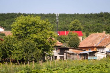 4g ve 5g antenler bir köyde, evler ve ağır vegeta arasında