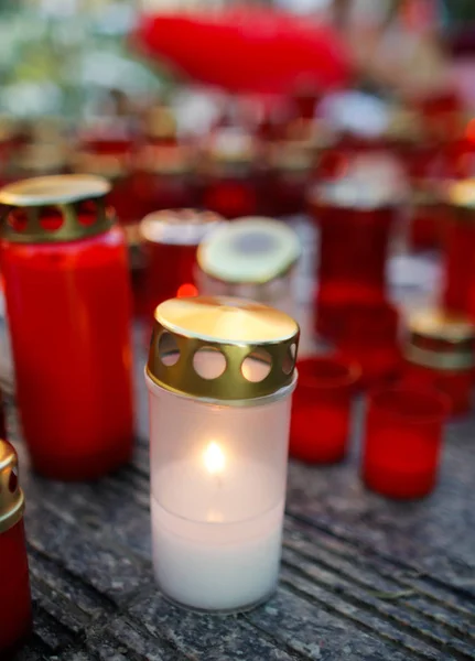 Profundidade rasa da imagem de campo com detalhes de velas colocadas no — Fotografia de Stock