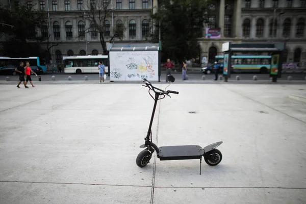 Image de faible profondeur de champ avec un scooter électrique garé dans — Photo