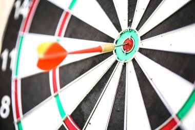 Bir uygulama hedefibullseye bir dart ile yakın çekim görüntü