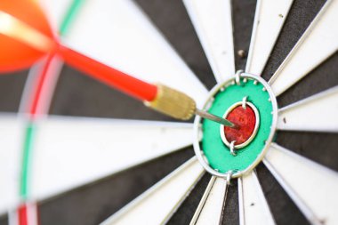 Bir uygulama hedefibullseye bir dart ile yakın çekim görüntü
