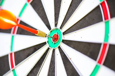 Bir uygulama hedefibullseye bir dart ile yakın çekim görüntü