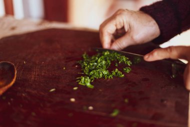 Yaşlı bir bayan eller c ayrıntıları ile alan görüntü Sığ derinlik