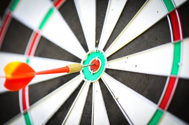 Bir uygulama hedefibullseye bir dart ile yakın çekim görüntü