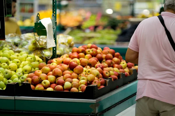 Biológiailag lebomló műanyag élelmiszer-zsákok a gyümölcsök és zöldségek AIS — Stock Fotó
