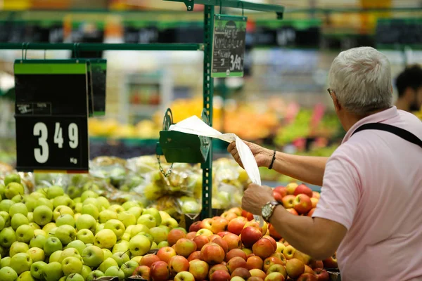 Člověk používá biologicky rozložitelné plastové sáčky k nákupu ovoce a zelenina — Stock fotografie