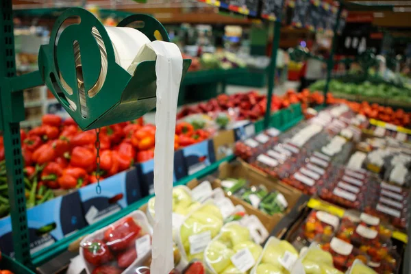 Biologiskt nedbrytbara plastpåsar i frukt och grönsaker AIS — Stockfoto