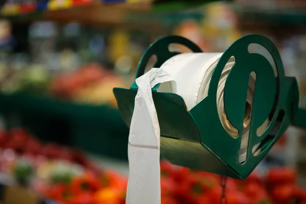 Биодегидные пластиковые пакеты для еды в фруктах и овощах — стоковое фото