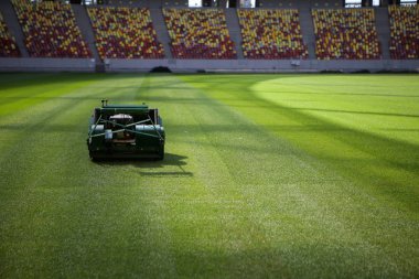 Taze i ile bir futbol stadyumu üzerinde endüstriyel çim biçme makinesi