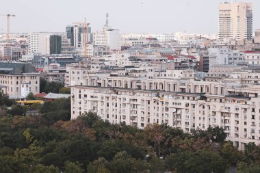 Bükreş'in eski bölümünün şehir manzarası, birçok yıpranmış bina ile