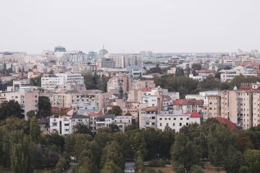 Bükreş'in eski bölümünün şehir manzarası, birçok yıpranmış bina ile