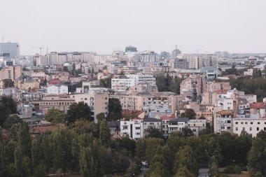 Bükreş'in eski bölümünün şehir manzarası, birçok yıpranmış bina ile