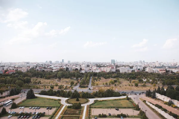 Stadsbilden av gamla delen av Bukarest, med Izvor Park i foreg — Stockfoto