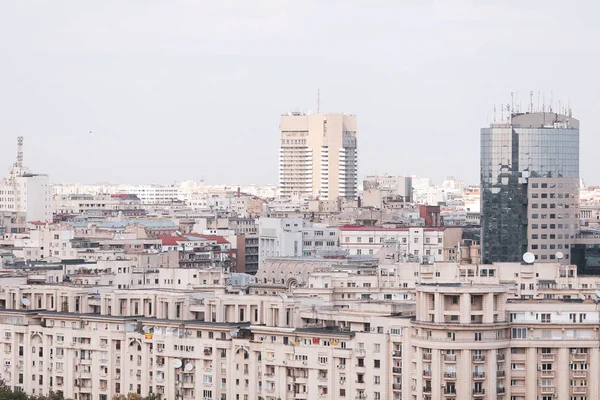 Paisaje urbano de la parte antigua de Bucarest, con muchos edificios desgastados —  Fotos de Stock