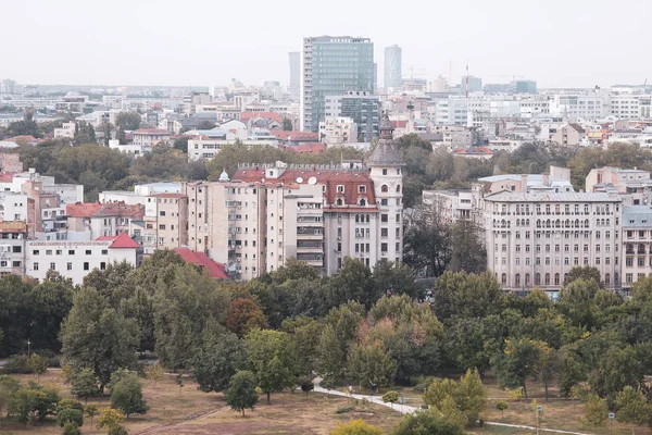 Paisaje urbano de la parte antigua de Bucarest, con muchos edificios desgastados —  Fotos de Stock