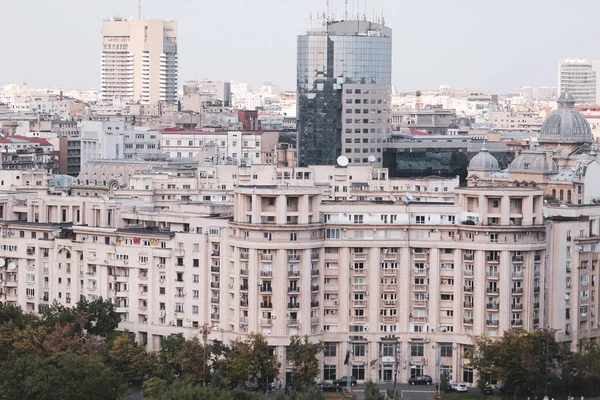 Paisaje urbano de la parte antigua de Bucarest, con muchos edificios desgastados —  Fotos de Stock