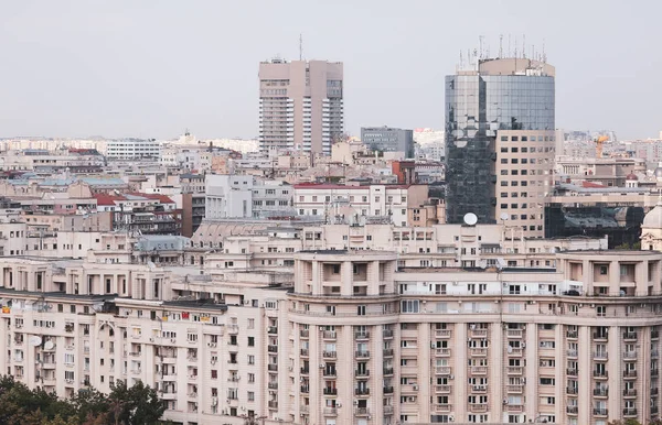 Paisaje urbano de la parte antigua de Bucarest, con muchos edificios desgastados —  Fotos de Stock