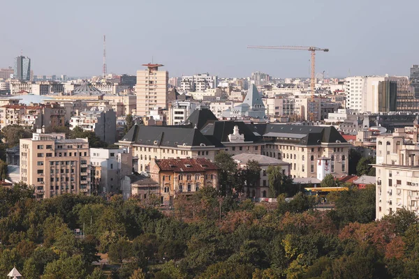 Paisaje urbano de la parte antigua de Bucarest, con muchos edificios desgastados —  Fotos de Stock