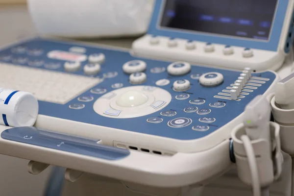 Bir sağlık ofisi içinde modern bir ultrason makinesi ayrıntıları — Stok fotoğraf