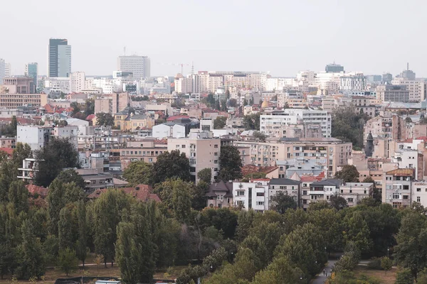 Paisaje urbano de la parte antigua de Bucarest, con muchos edificios desgastados —  Fotos de Stock