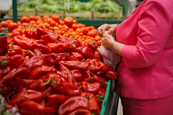 Žena si vybírá červené papriky na ovoci a zelenině AI — Stock fotografie