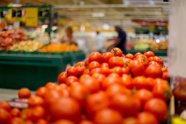 Profundidad superficial de la imagen de campo con tomates en las frutas y verduras — Foto de Stock