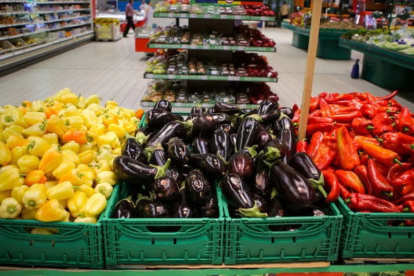 Piros paprikák, padlizsárnövények és sárga édes paprika a FRU — Stock Fotó