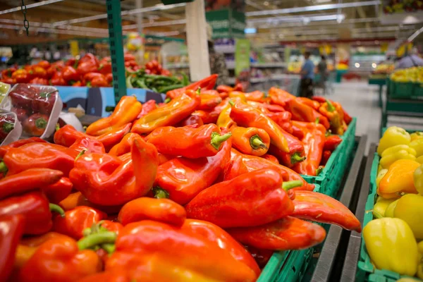 Červené a žluté papriky zeleninové v uličce ovoce a zeleniny — Stock fotografie