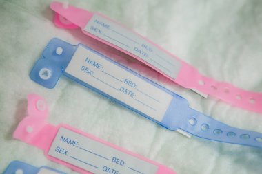 Yeni doğan bebekler etiketleri ile yakın çekim görüntü, erkek ve pembe için mavi