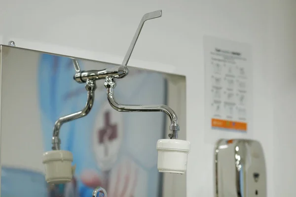 Hastanede lavaboda musluk suyu filtre sistemi — Stok fotoğraf