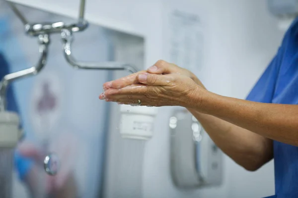 Detalii cu un medic care se spală pe mâini înainte de o procedură medicală — Fotografie, imagine de stoc