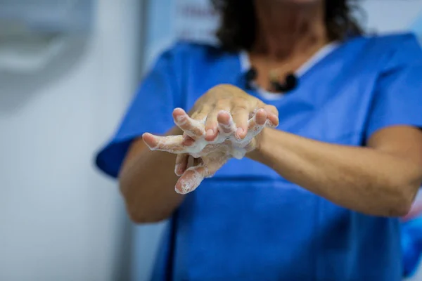 Detalii cu un medic care se spală pe mâini înainte de o procedură medicală — Fotografie, imagine de stoc
