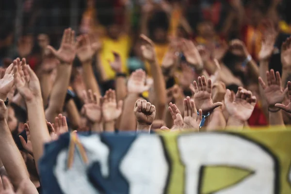 Detalhes com um punho e mãos de fãs de futebol durante um jogo — Fotografia de Stock