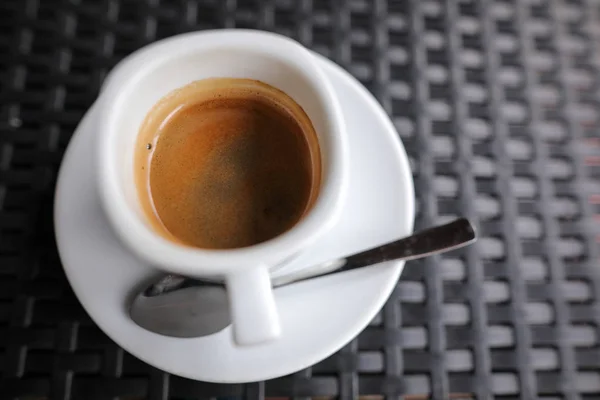 एक सफेद सिरेमिक कप कॉफी और एक स्टेनलेस स्टील के साथ विवरण — स्टॉक फ़ोटो, इमेज