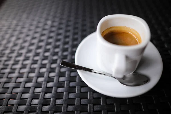 コーヒーの白いセラミックカップとステンレススチールで詳細 — ストック写真