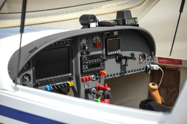 Detalhes com o cockpit e equipamentos eletrônicos de uma luz ai — Fotografia de Stock