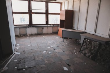 Kirli boş odalar, kırık pencereler ve mobilyalar, bir aban 'da