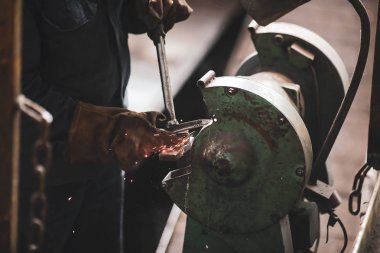 Kirli bir araçta bir aracı cilalayan bir işçinin elleriyle detaylar.