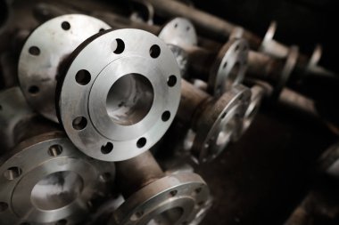 Metal ürünleri kirli ve eski ama hala işleyen bir metal wo