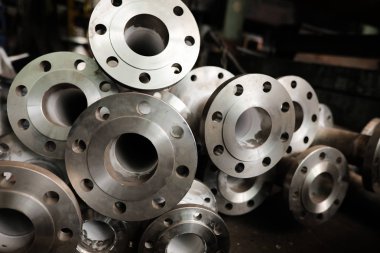 Metal ürünleri kirli ve eski ama hala işleyen bir metal wo