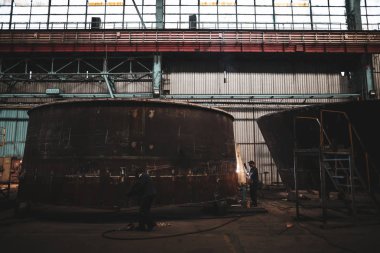 Kirli ve eski ama hala çalışan bir metalde kaynakçı.,