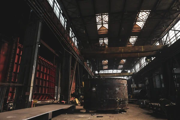 Sucio y viejo, pero todavía funciona las obras de metal, a la antigua , — Foto de Stock